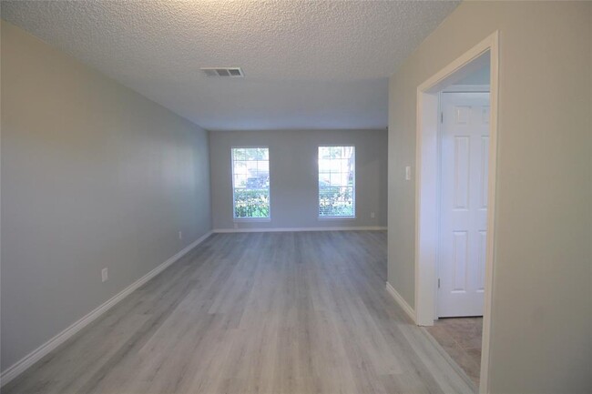 Foto del edificio - 3323 Hidden Creek Dr