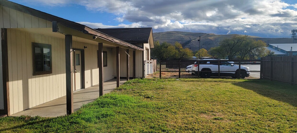 Primary Photo - One-bedroom home in Lolo with garage