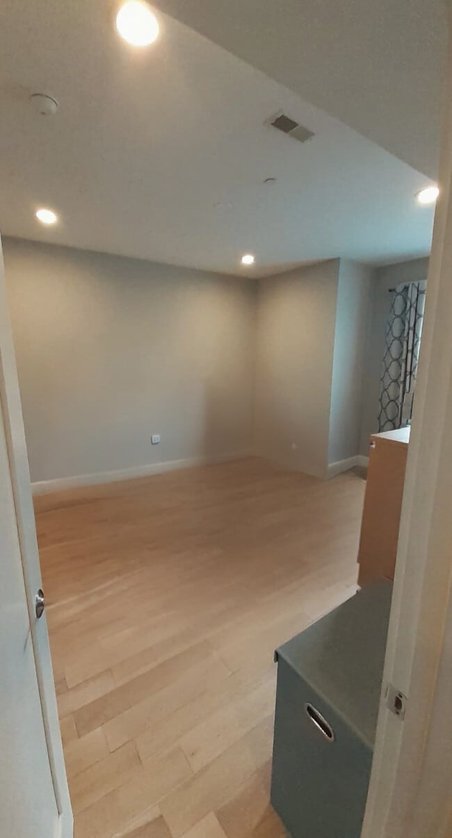 Building Photo - 944 N Marshall St