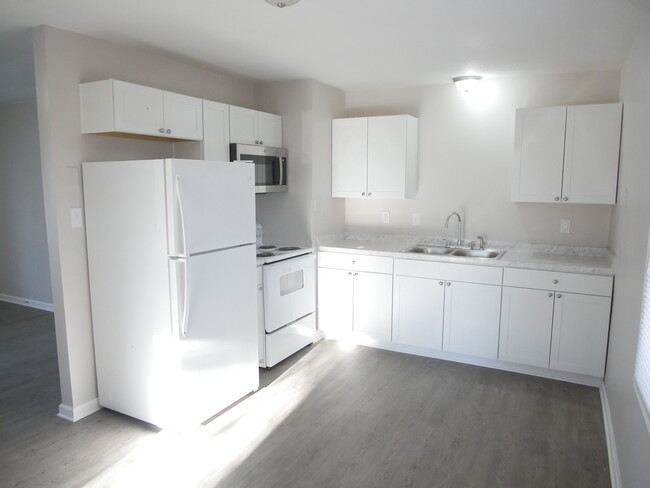 Kitchen with new appliances - 931 Spellman Dr