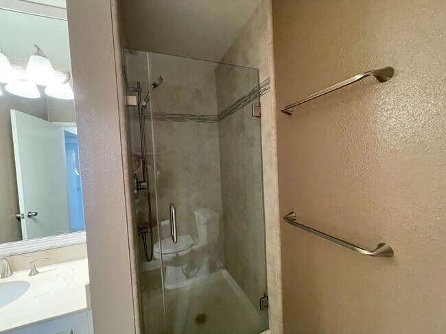 Foto del edificio - 5144 Cribari Pl