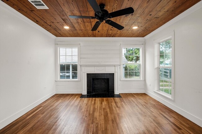 Building Photo - Beautifully Updated 2/2 Cottage - Available now!