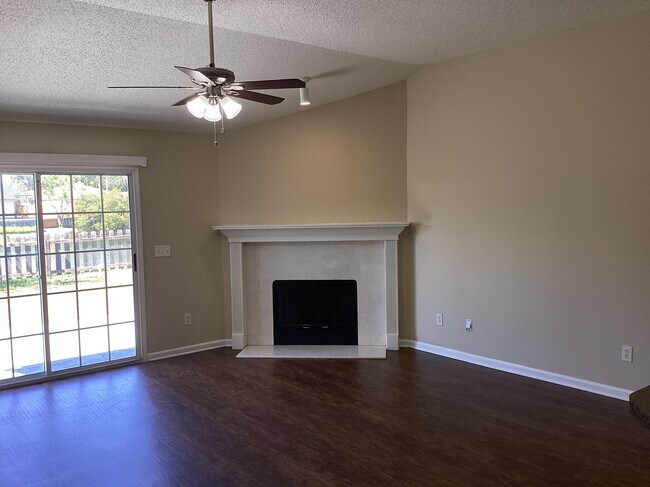 Foto del edificio - 468 Hillside Dr