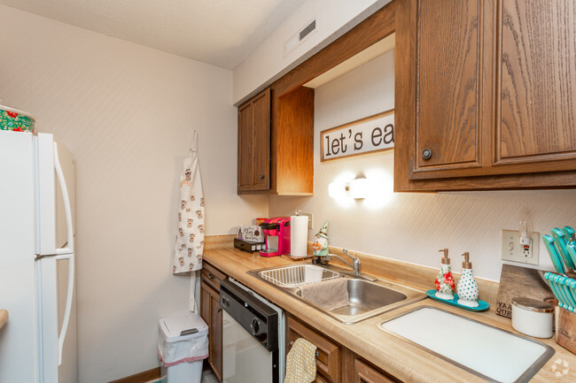 1BR, 1BA - 720 SF - Kitchen - Forest Ridge Apartments