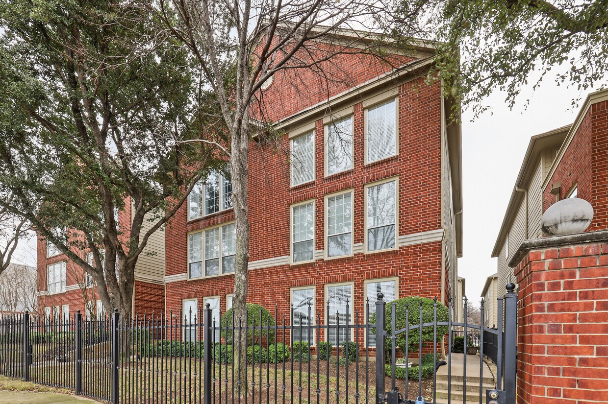 Primary Photo - 1007 W Bluff St