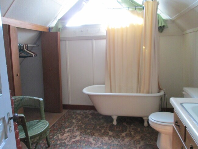 Baño espacioso - 109 S Johnson St