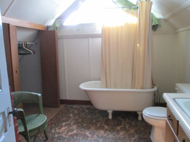 Spacious bathroom - 109 S Johnson St