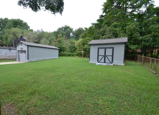 Foto del edificio - Ranch 3 bed 2bath Garage Fenced back yard - near Whitewater Center/I-485