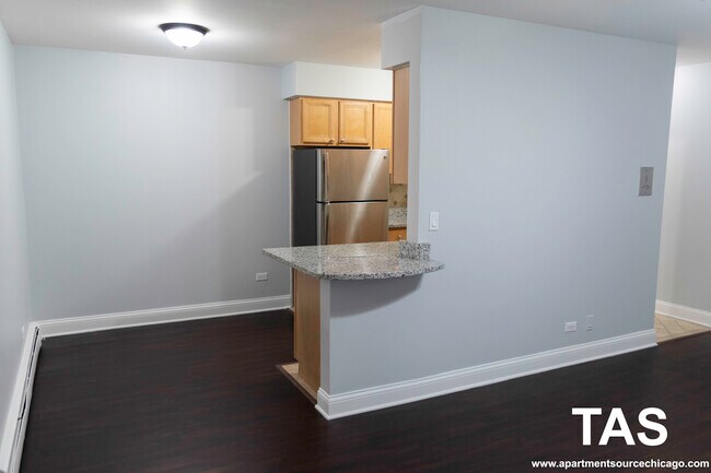 Foto del edificio - 6201 N Kenmore Ave