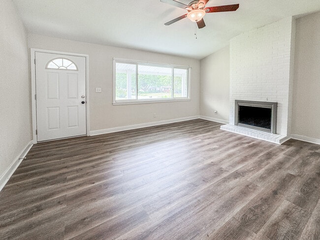 Building Photo - Charming Ranch in Highly Sought-After Grea...