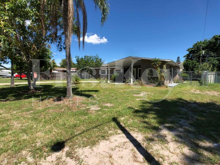 Foto principal - 5112 43rd Ave W