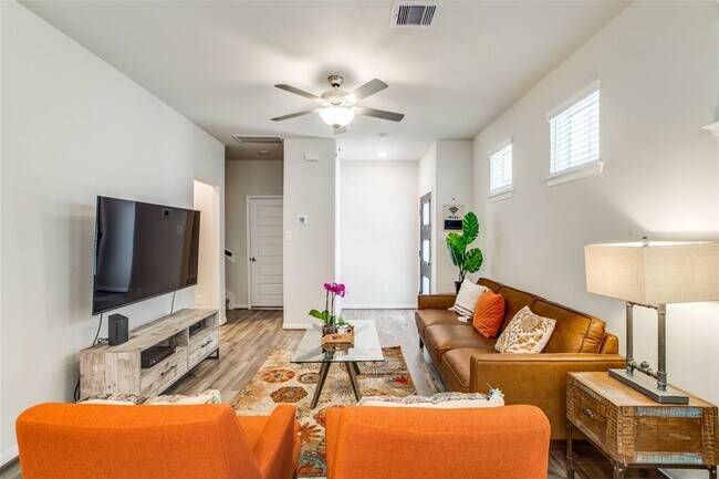 Building Photo - 1512 Lakeline Oak Dr