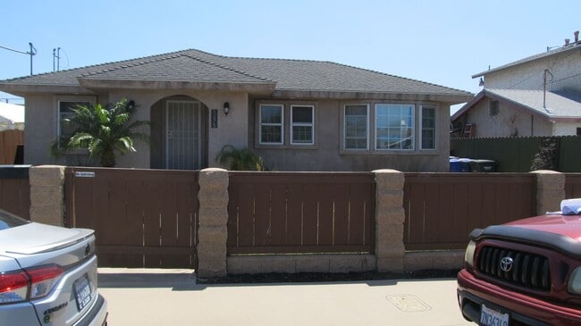 Foto del edificio - 3 bed 2 bath with 3 car garage