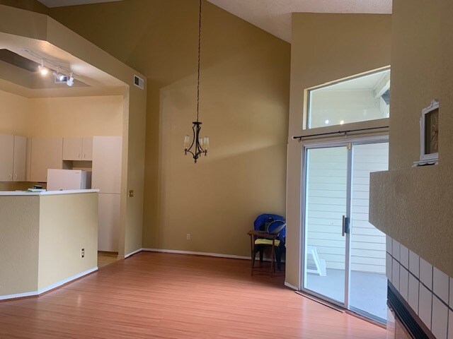 Building Photo - 245 Sunset Dr