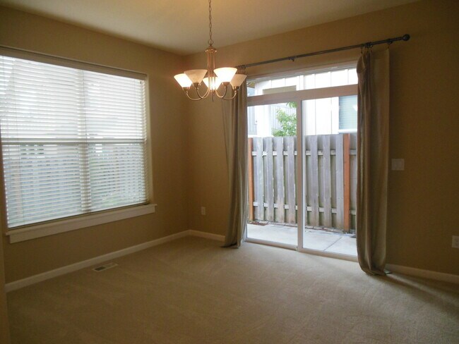 Foto del edificio - Price Reduced!  Beautiful Nicely Maintaine...