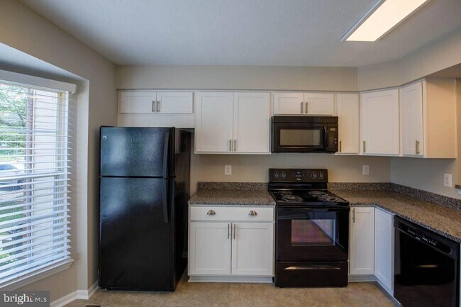 Foto del edificio - 344 Honey Locust Ct