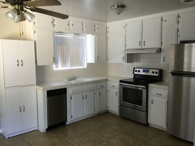 Foto del edificio - 1041 Cherry Ln