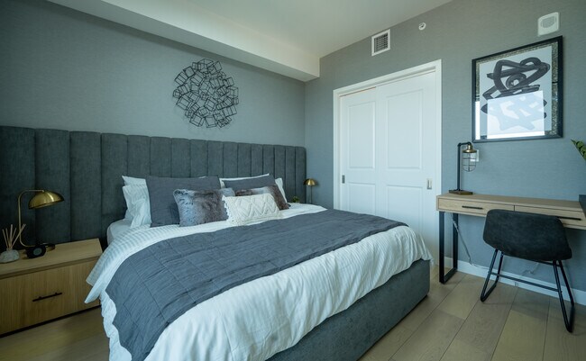 Dormitorio (cama King hecha a medida) - 400 S Broadway