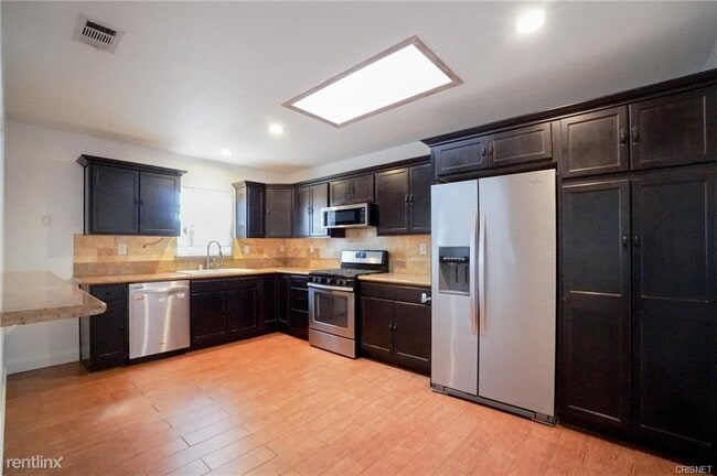 Building Photo - 3 br, 2 bath House - 6839 Balcom Ave