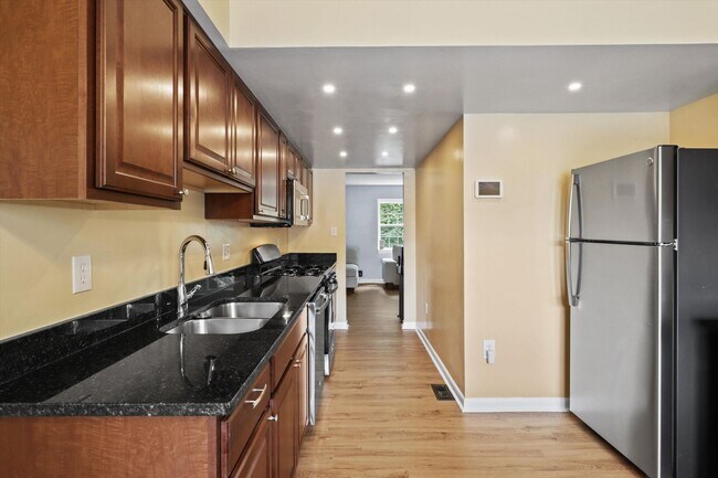 Foto del edificio - Charming 3-Level Townhouse with Modern Upg...