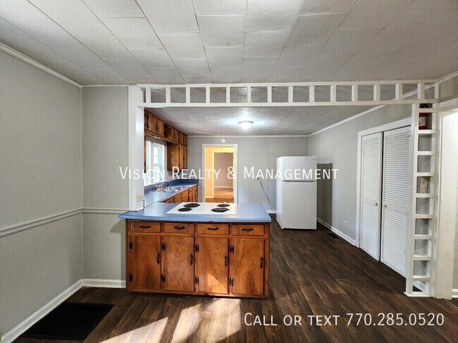 Building Photo - ONE MONTH FREE $1545
