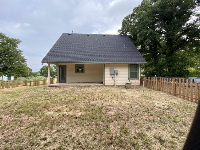 Building Photo - 3590 Hensley Dr