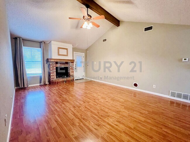 Foto del edificio - Charming 3/2/2 Situated on a Desirable Corner Lot in Watauga For Rent!