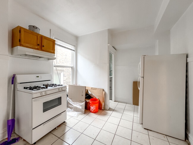 Building Photo - 5000 N Sawyer Ave