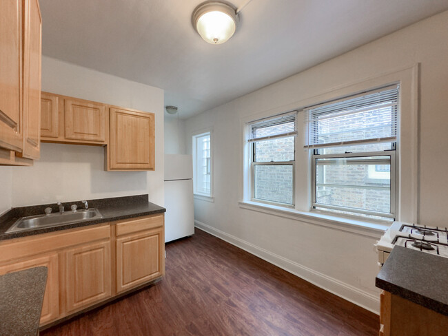 Foto del edificio - 6647.5 N Greenview Ave
