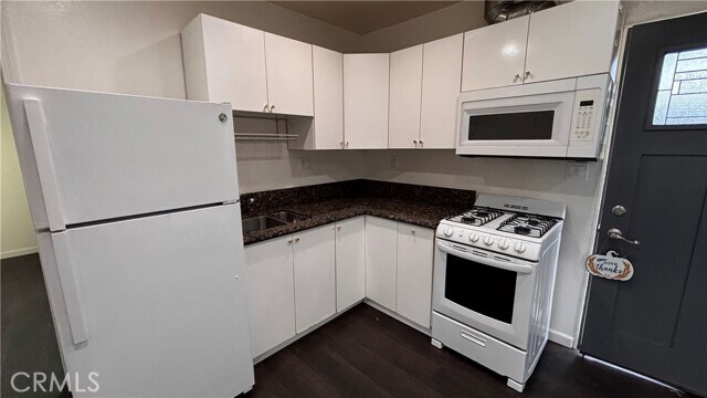 Foto del edificio - 7922 Lindley Ave