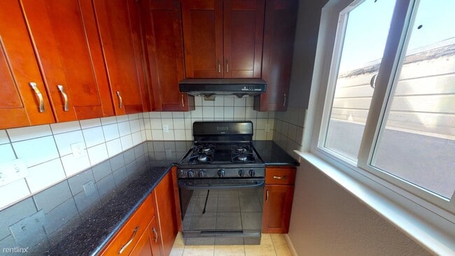 Building Photo - 1 br, 1 bath House - 2010 Judah St Private...