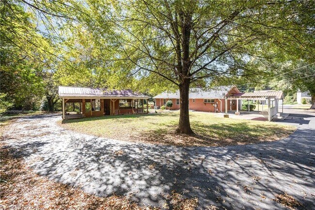 Building Photo - 3 BED 1.5 BATH UTILITES INCLUDED