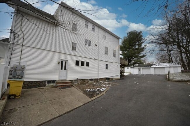 Building Photo - 10 Jacobus Ave