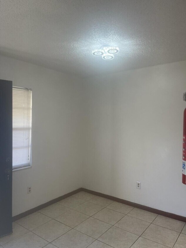Building Photo - 2226 Leo Dr