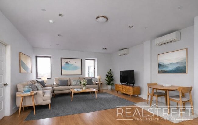 Building Photo - LUXURY 1 BED LOFT in Queens!