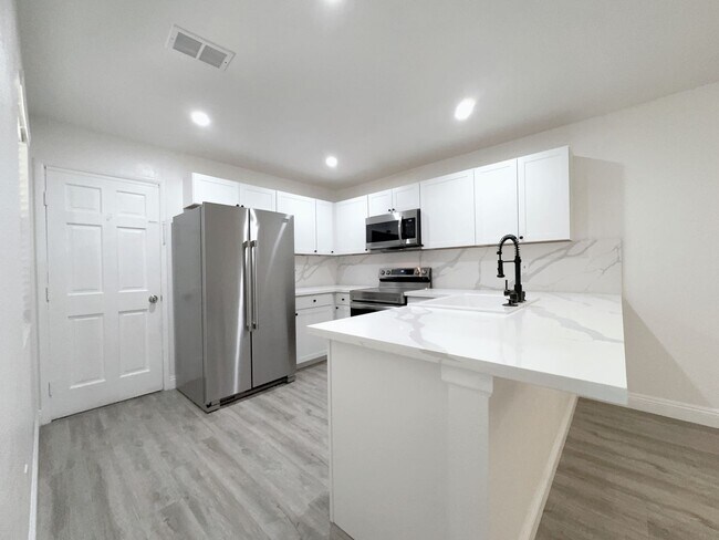 Foto del edificio - 2 bedroom 2.5 bath 1 garage 1 carport town...