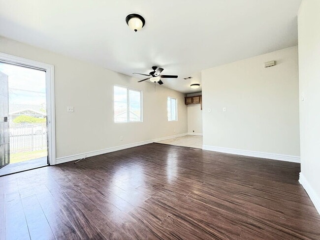 Building Photo - 844 W 54th St