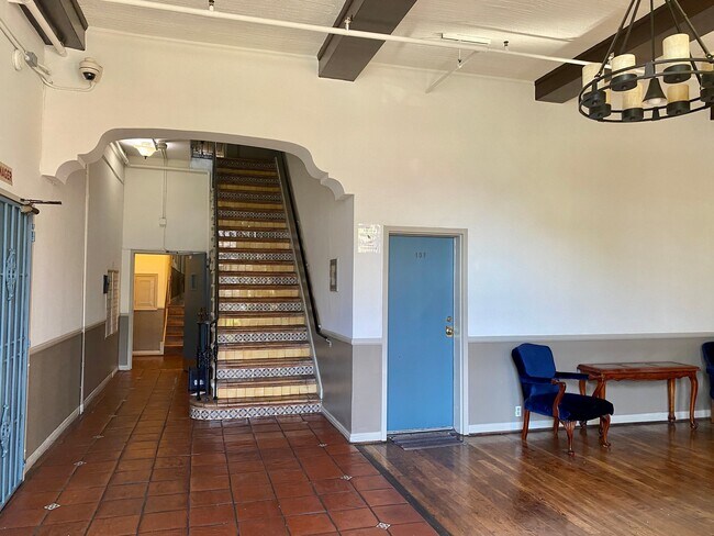 Building Photo - 545 S Hobart Blvd