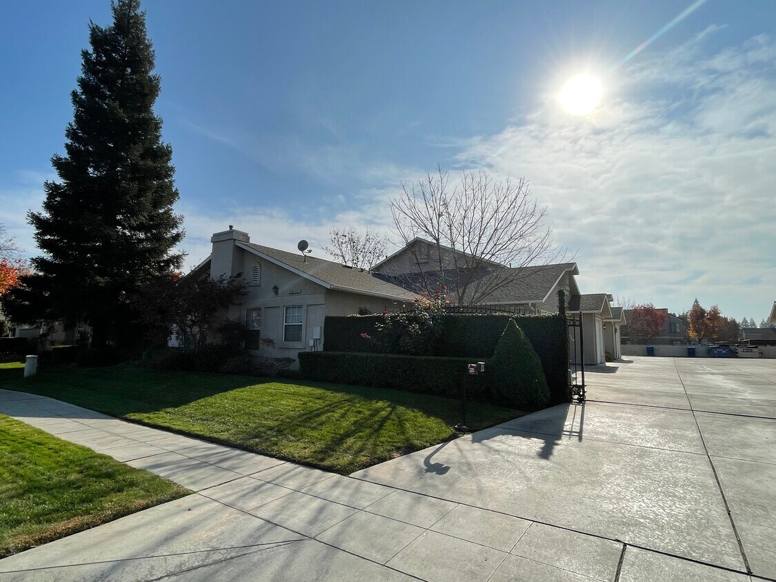 Primary Photo - 1235 W Spruce Ave