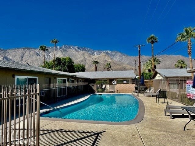 Primary Photo - 685 E Vista Chino