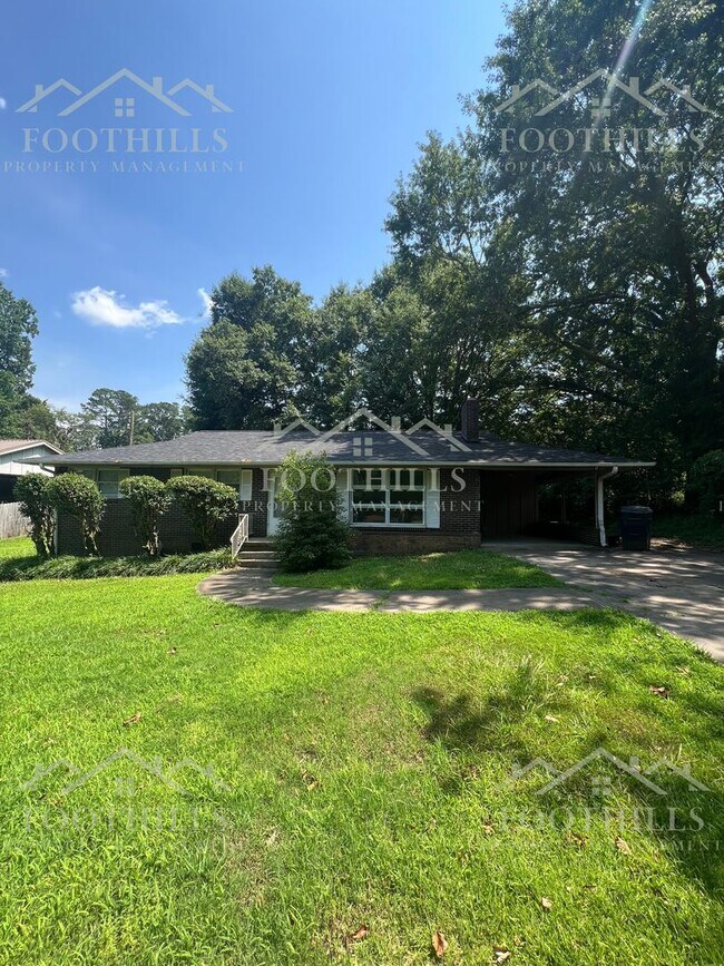 Foto del edificio - 3 Bedroom Home with Fenced Yard & Carport ...