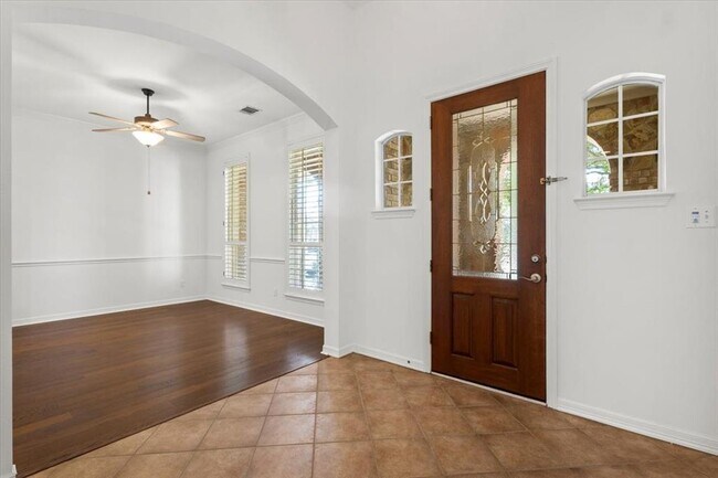 Foto del edificio - 2127 Clear Lake Pl