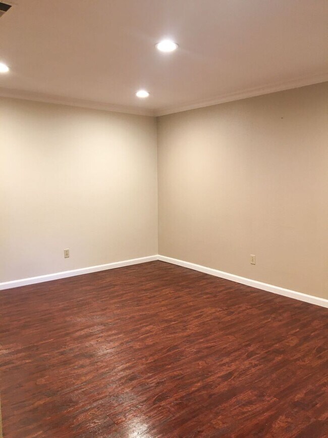 Foto del edificio - Charming 2 Bed 2 Bath Condo in Downtown Sa...