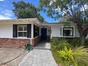Building Photo - 890 Hawthorne Dr