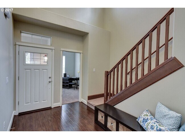Foto del edificio - Bright and Open Floor Plan with Fireplace, Attached Garage & Vaulted Ceilings