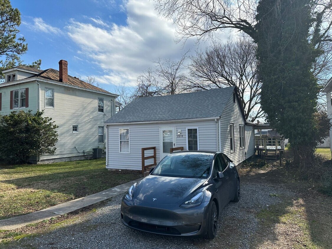 Foto principal - 3 bed house in Henrico! Hvac, laundry, new...