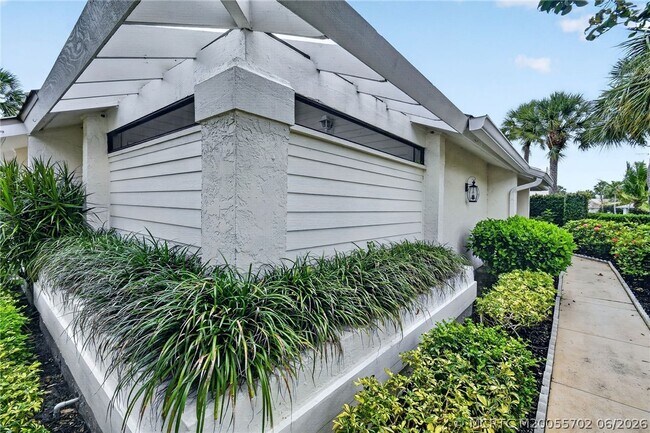 Building Photo - 5636 SE Foxcross Pl
