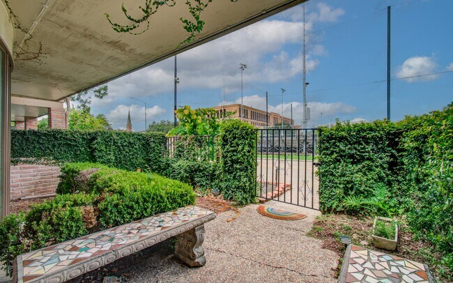Building Photo - 823 S Ripple Creek Dr