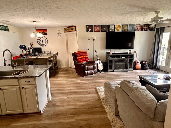 Foto del edificio - 3129 Crestmont Ln