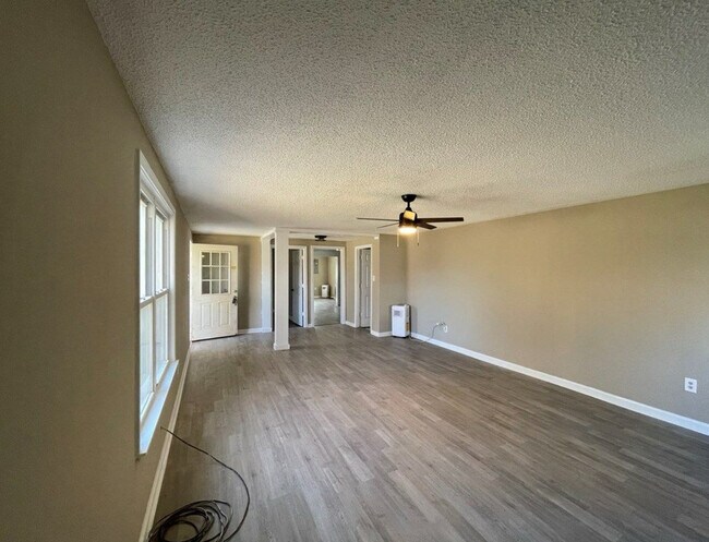 Building Photo - 320 Creek St